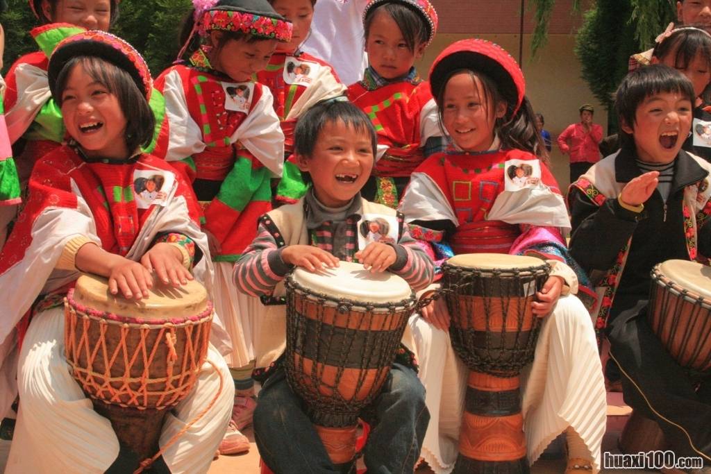 孩子们在玩非洲鼓