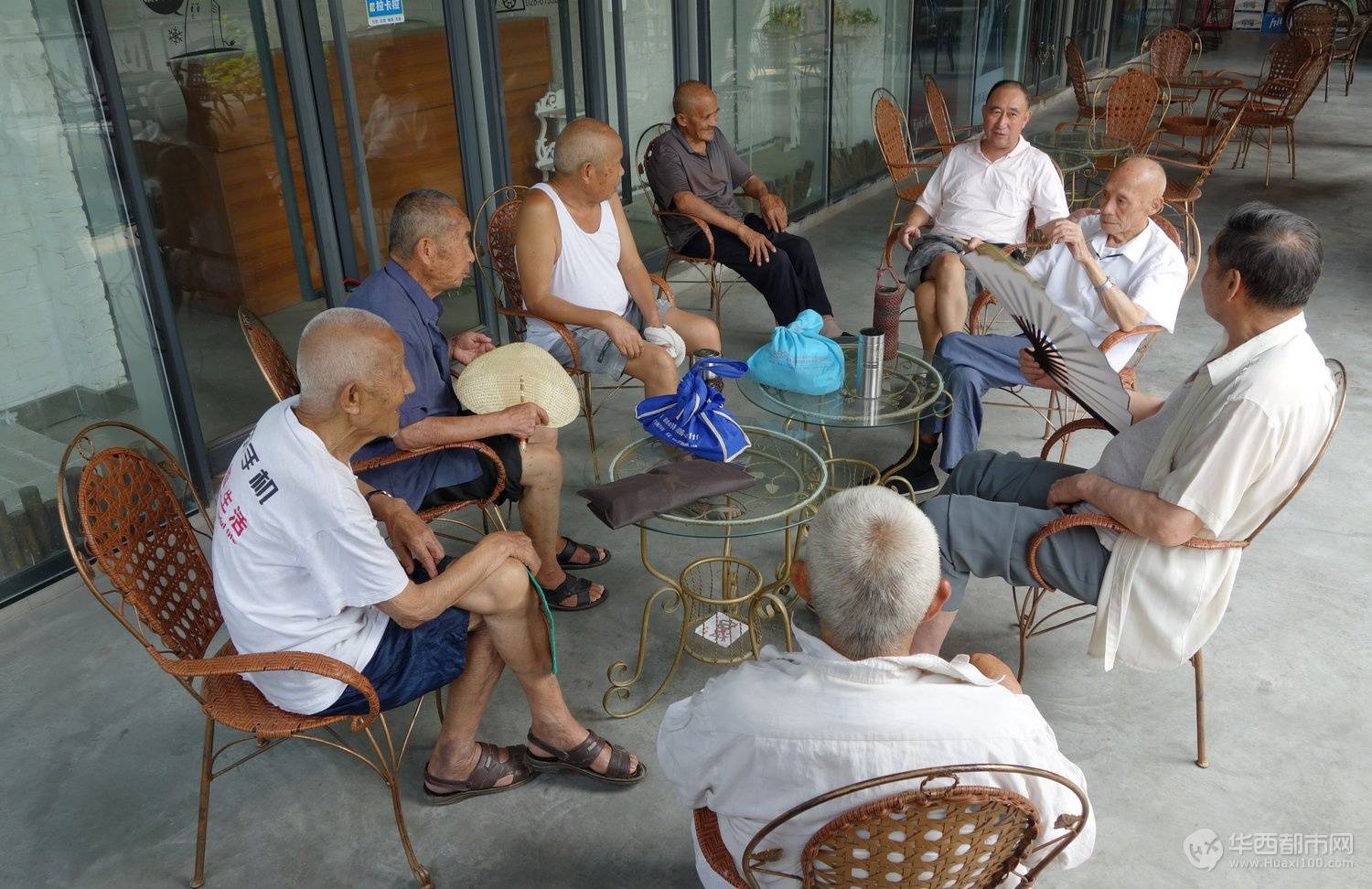 一群老人坐在一起图片,老人坐在院子里的图片,农村老人扎堆图片(第3页)_大山谷图库