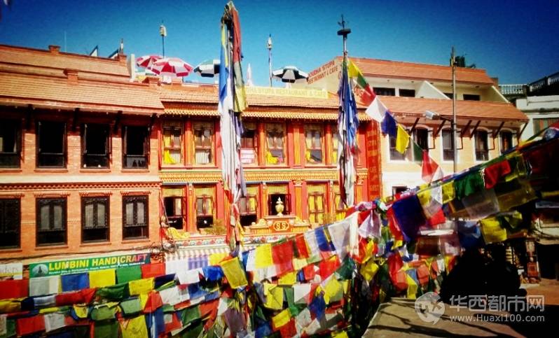 加德满都大佛塔旁具有藏族风格的当地民居，颜色鲜艳.jpg