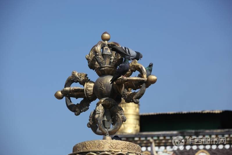 加德满都博达哈大佛塔边的雕塑.jpg