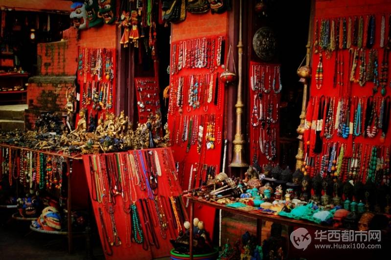 加德满都博达哈大佛塔旁的小卖铺很多，五颜六色的工艺品鲜艳夺目.jpg.jpg