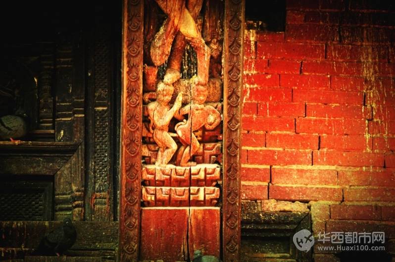 巴徳岗广场的神庙墙上木刻随处可见的性文化雕塑作品.jpg
