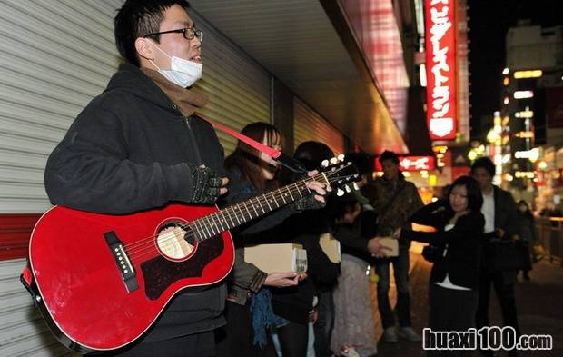 横滨街头掠影——日本年轻人为灾区募捐
