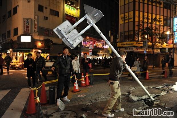 横滨街头掠影——南幸町街，人行道上因地震出现裂缝
