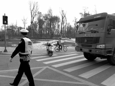 為躲交警運渣車鉆小道打時間差