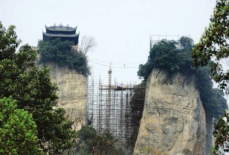 腳手架“通天” 竇圌山“接骨”