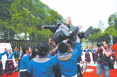 地震時“走”進(jìn)汶川 昨天他“嫁”給汶川