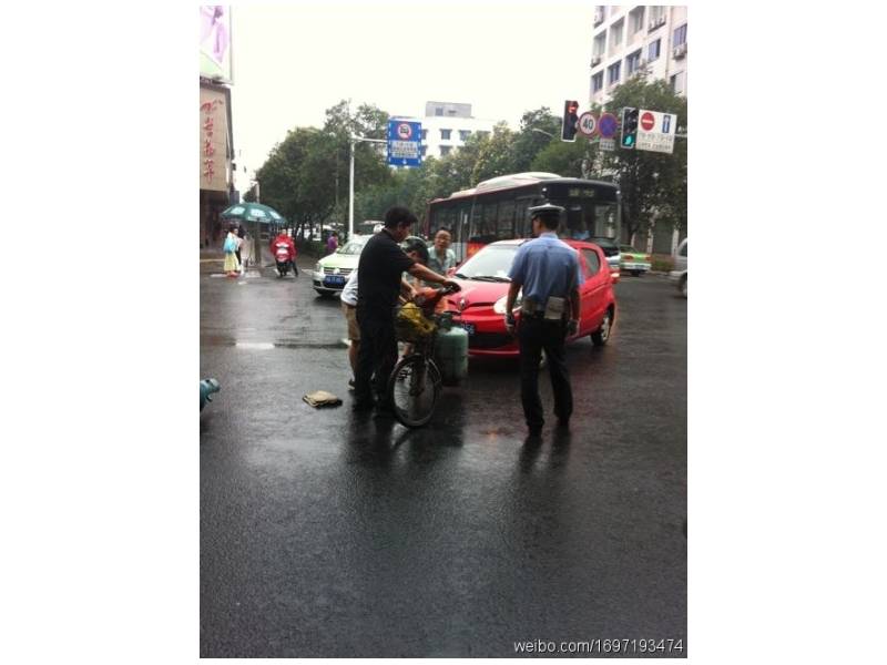 【二環(huán)路】電瓶車與汽車輕微相撞