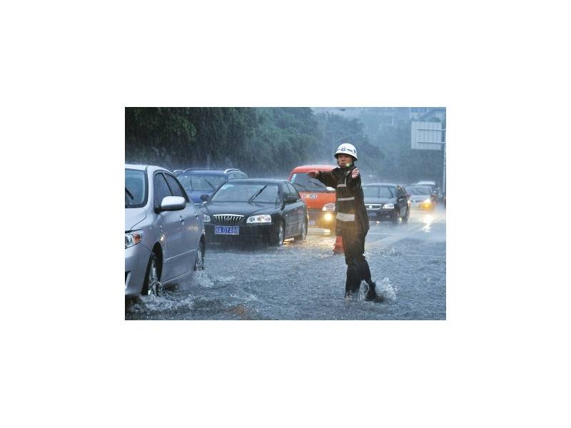 奮戰(zhàn)三環(huán)路 成都交警堅守暴雨中