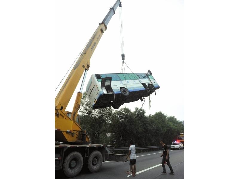 成渝高速客車 失控翻下陡坡