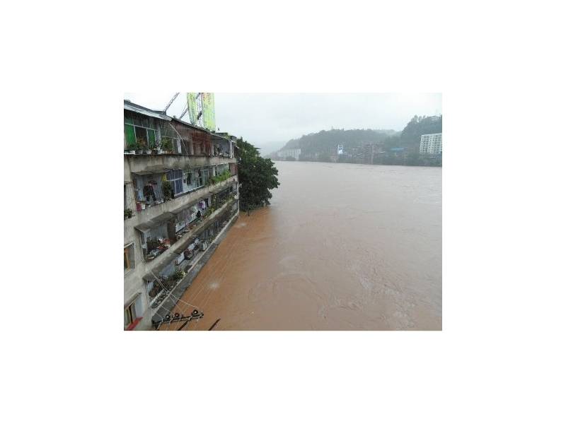巴中洪灾县城老街水位达306.6米 已超警戒水位线7.83米