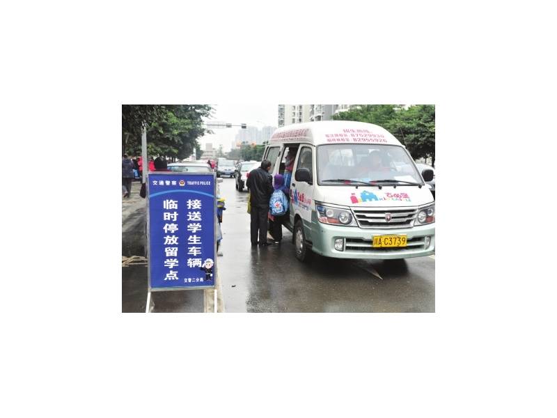 學校錯時放學交警“錯時停車”