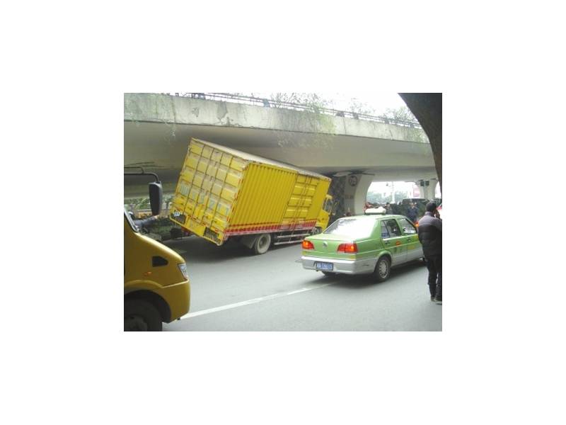 遭甩盤子？貨車身陷高架橋下