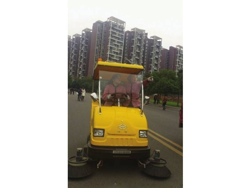 超萌校園掃地車 迷倒一片大學(xué)生