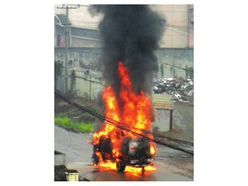 西南最大油庫外 油罐車起火