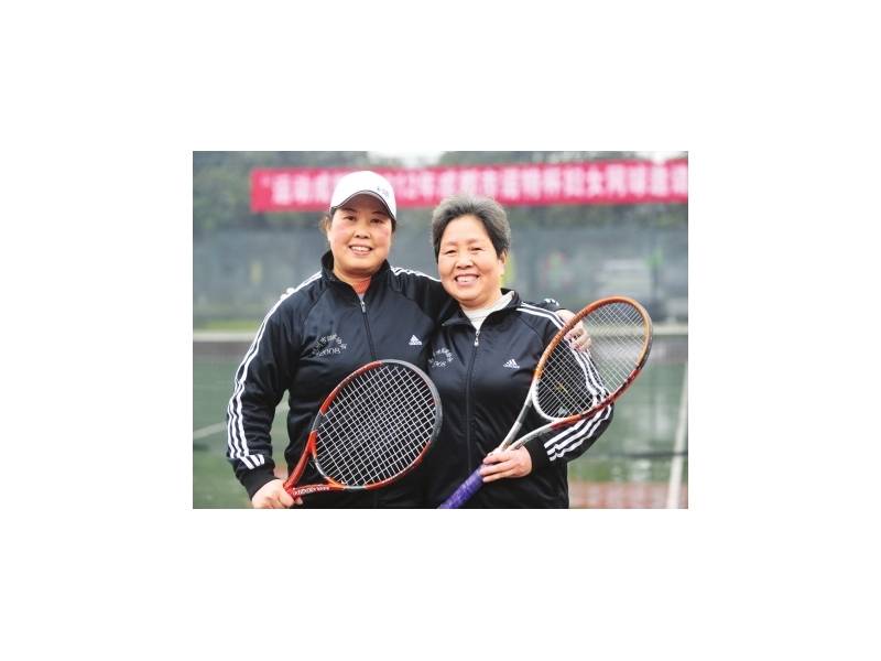 业余妇女网球赛坚持18年 大姐大妈扎堆秀球技