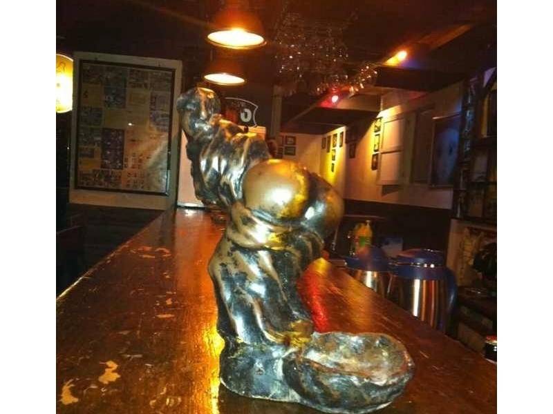 成都“小酒馆”雕塑被偷　老外归还又道歉